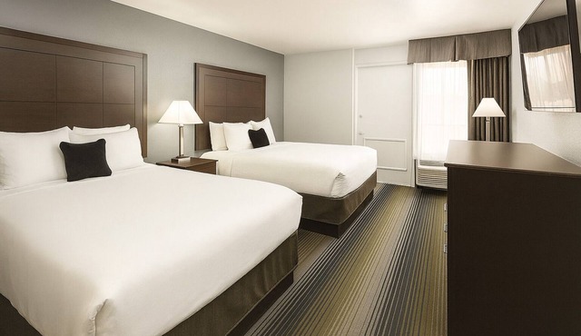 Within walking distance of Tucson Museum of Art! With Pool Access & Free Parking in Tucson