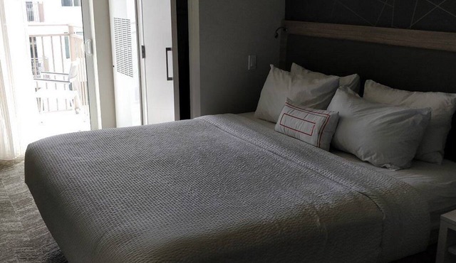Wonderful Vacation Stay! 4 Modern Suites, Complimentary Buffet Breakfast, Pool in Clearwater
