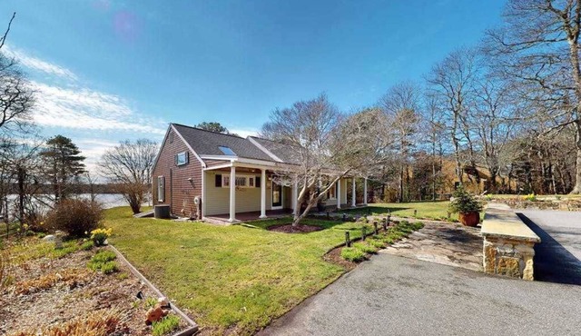 Wonderful waterfront getaway with furnished deck, pond access, kayaks & WiFi in Cotuit