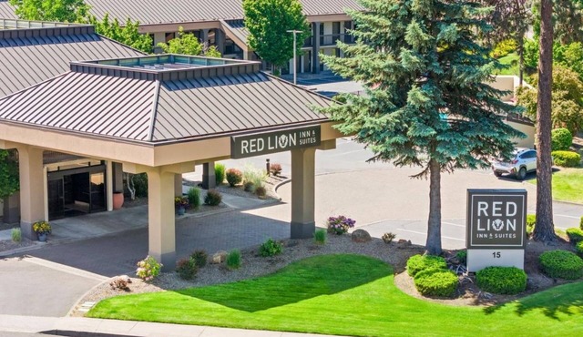 Your Home Away From Home! 3 Convenient Units! Near Bend Municipal Airport! in Bend