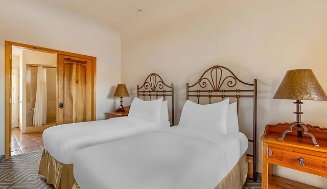 Your Home Away from Home! Full Kitchen, Swimming Pool, Free Parking! in Cave Creek
