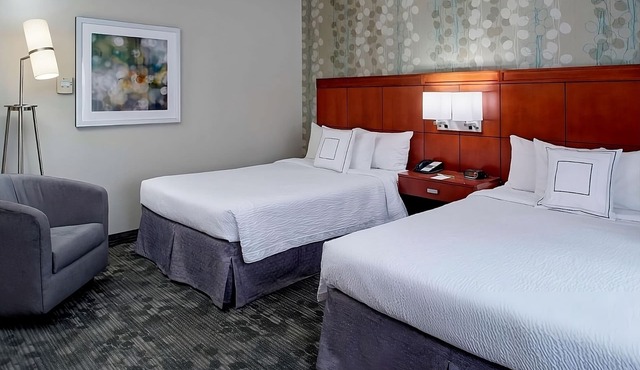 Your Kansas City Getaway Oasis! 2 Pet-friendly Suites! Airport Shuttle! in Kansas City