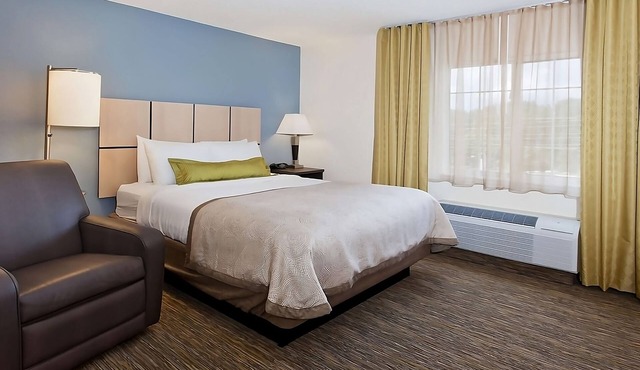 Your Relaxing Getaway Awaits! Family-friendly Room w/Kitchen, Free Parking in Southfield