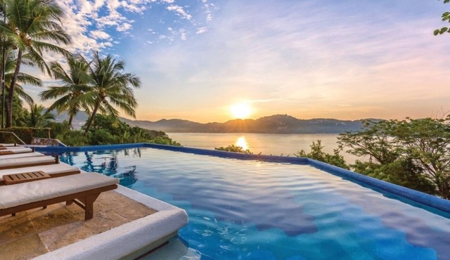 Zihuatanejo | Compact Ocean Retreat | Pool + Beach in Zihuatanejo