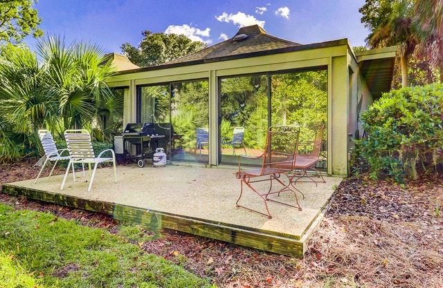 Beautiful condo with balcony, grill & washer/dryer - near shops & dining in Hilton Head