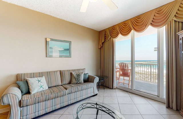 Comfortable beachfront condo, beach setup included, quick drive to dining in Navarre Beach