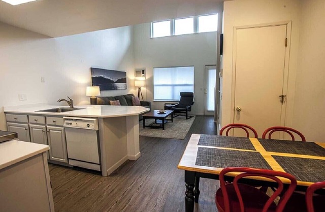 Light & Bright - 2 Bedrooms, 2 Bathrooms - Blocks from Downtown with River Views in Hood River