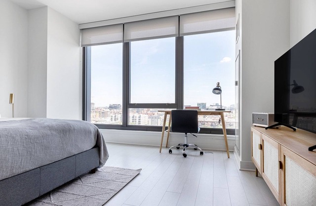 Luxe West Loop Studio w/Gym, Pool, Coworking, walk to UIC, by Blueground in Chicago