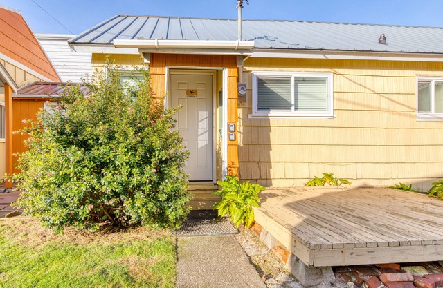 Modern Dog-Friendly Cottage in a Great Location - Minutes to Downtown & Beach in Rockaway Beach