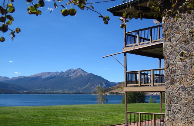 On Lake, Patio! Views, Hot Tub. Walk to Amphitheater, Dining, Marina in Dillon