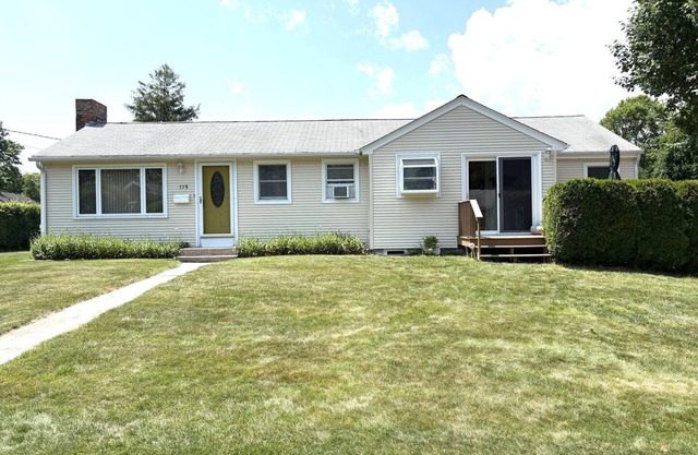 One-level home in Narragansett Pier! in Narragansett