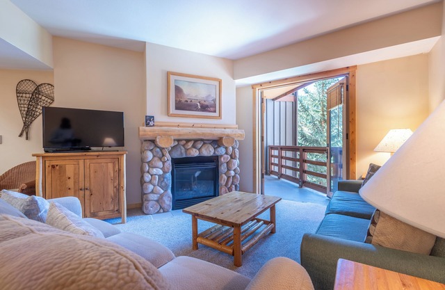 Spacious condo that sleeps 4, steps from the lifts, free wifi & parking in Copper Mountain