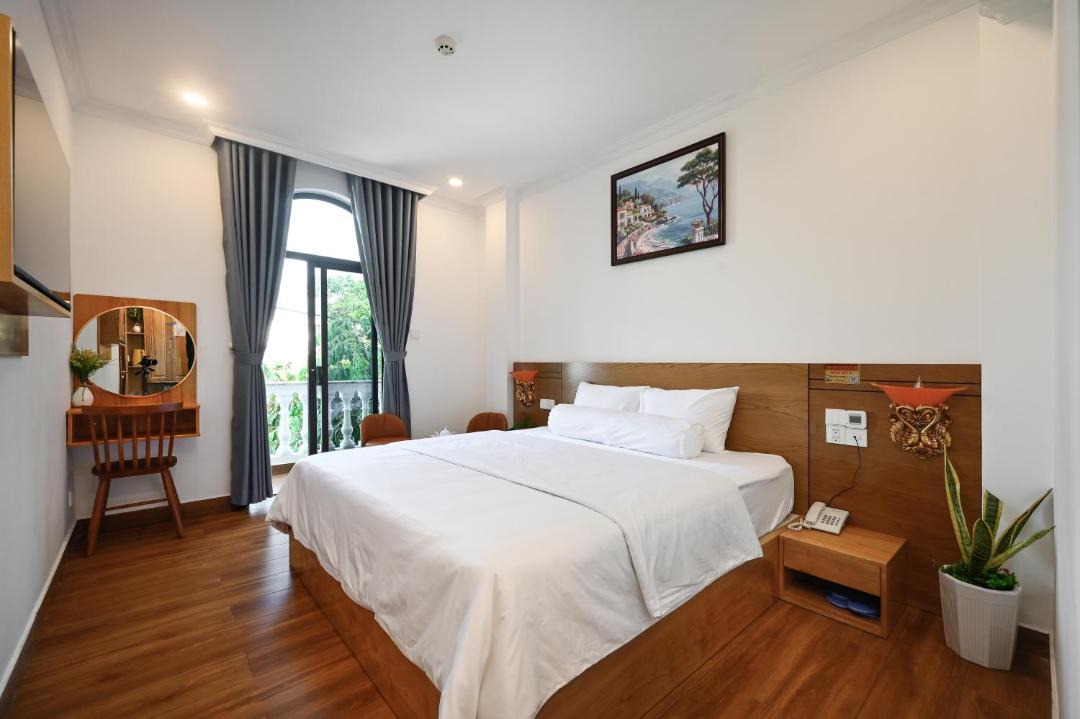 Binh Tan Hotel | Ly Ly Luxury Hotel