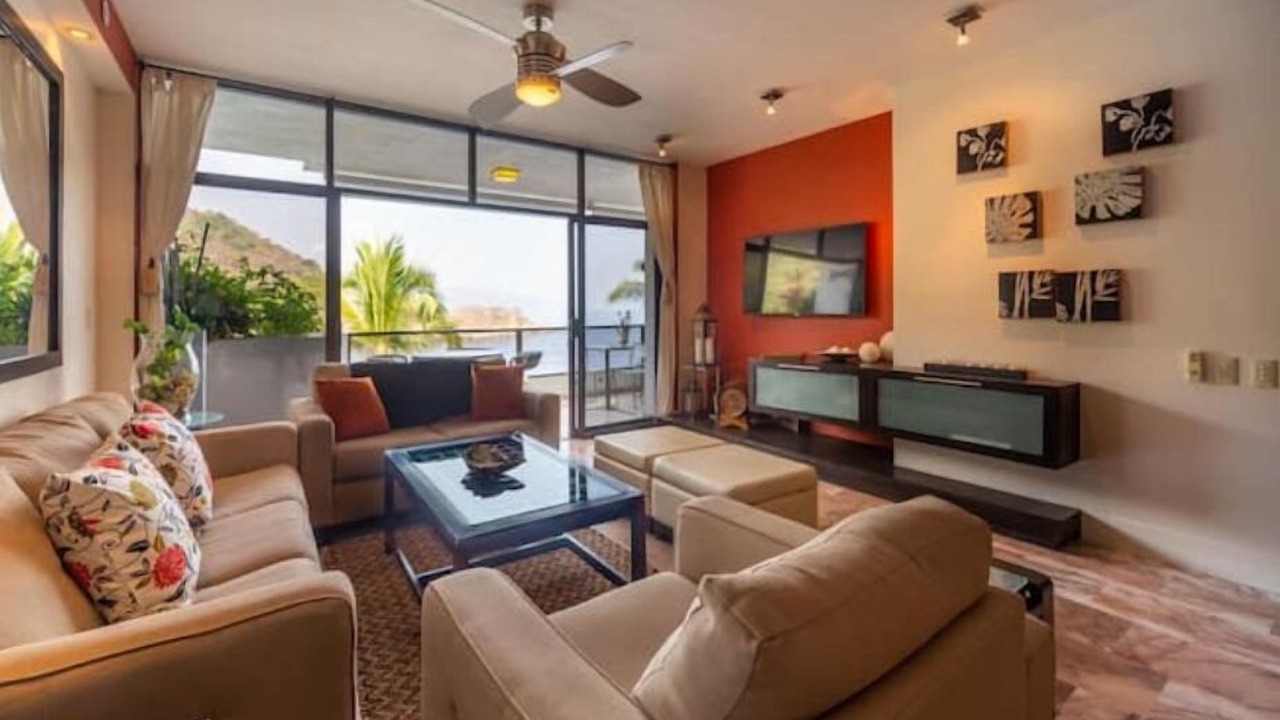Photo of Livingroom in South Shore Hotel Area