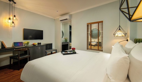 Colonial Deluxe Room - Interior Window