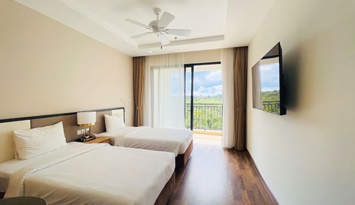 Standard Twin Bed - VinWonders & Safari