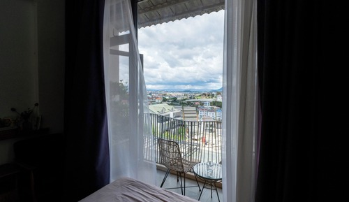 Suite, Hill View