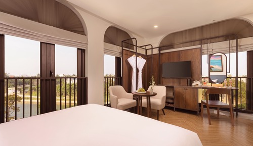 Room, 2 Twin Beds, River View