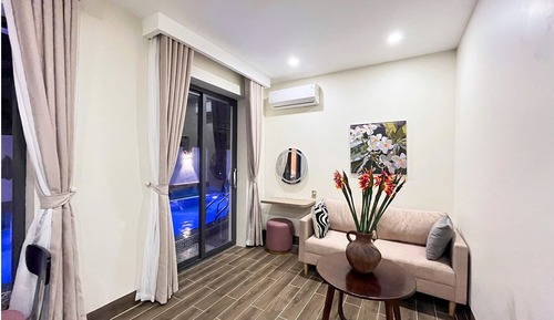 Comfort Suite, Pool View