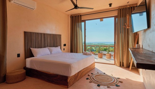 Suite, 1 King Bed, Balcony (1)
