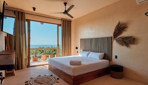 Suite, 1 King Bed, Balcony
