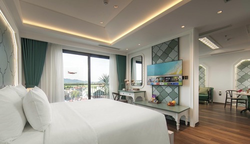 Luxury Suite with Bathtub and Kitchen