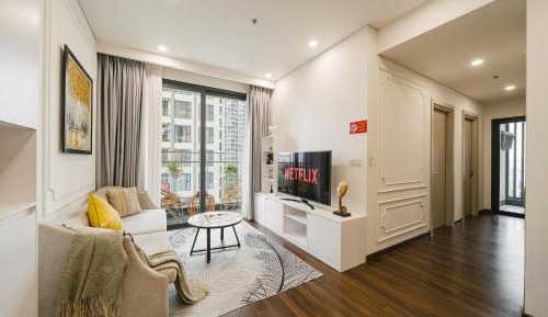 Three-Bedroom Apartment with Balcony