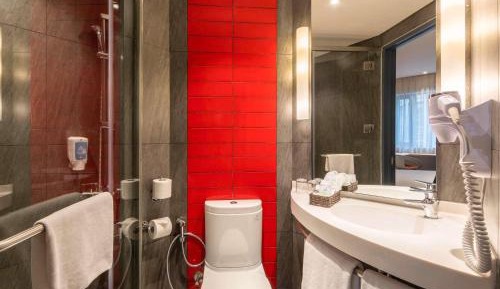 Standard Queen Room  - Complimentary Round-trip Transfer to International Terminal upon request