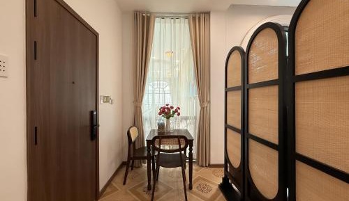 King Suite with Pool View
