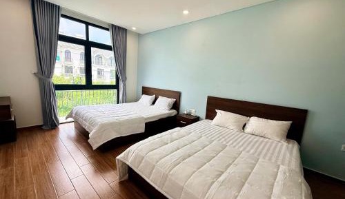 Four-Bedroom Apartment with Lake View
