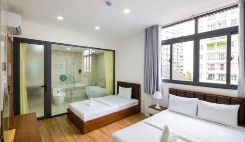 Suite with City View and Bathtub