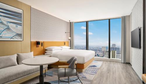 Deluxe Guest Room with One King Bed and City View