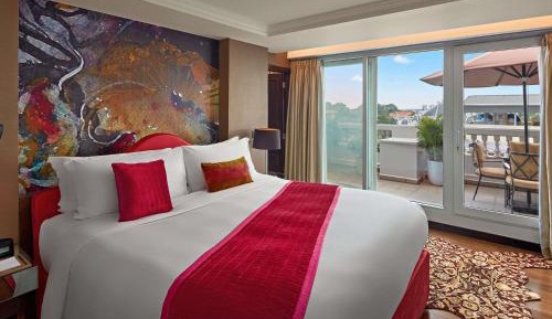 Executive King Suite with Balcony and Opera House View