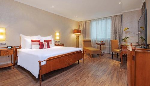 Junior Suite (Lounge Access & Return Airport Transfers)