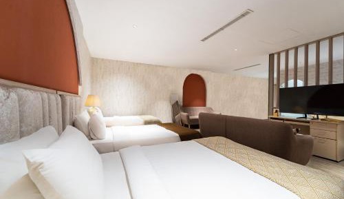 Family Room with Bathtub and City View - Free Daily In-room Mini-bar