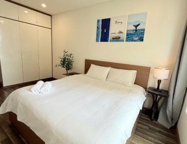 Three-Bedroom Apartment with Balcony