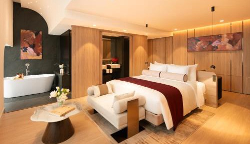 Signature Suite Double with Bathtub