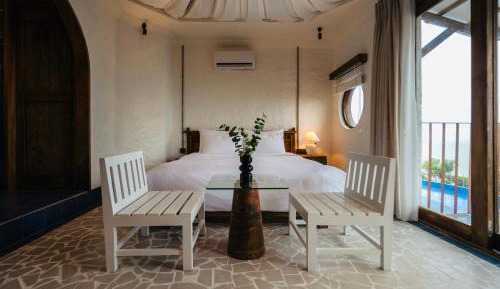 Queen Room with Pool View