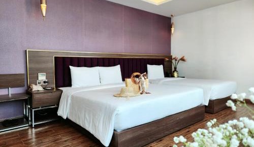 Premier Deluxe Triple Room with Partial Sea View