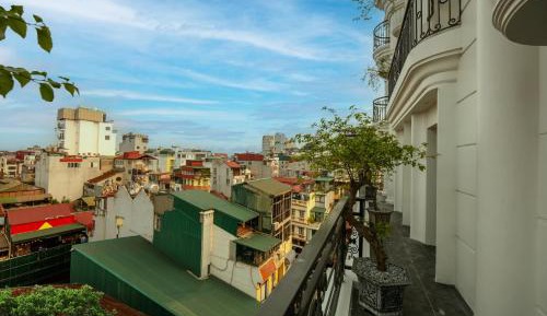 La Rue Signature Suite - Balcony & City View