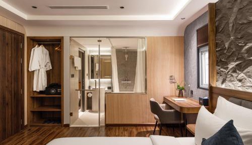 Deluxe Double with Window, Free Daily Minibar