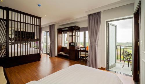 Family Suite with Balcony and Bathtub