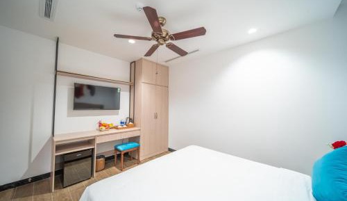 Raya, 1 King Bed without Window
