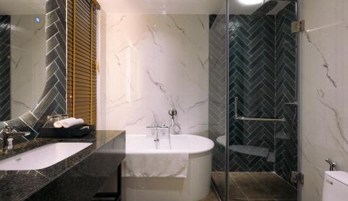 Deluxe Double Room + Free Shuttle Bus To City Center