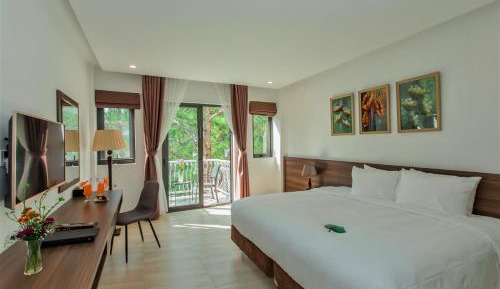 Premium Deluxe Room with Garden View