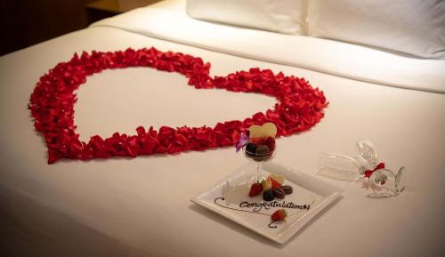 Club King (Lounge Access & One Way Airport Transfer)