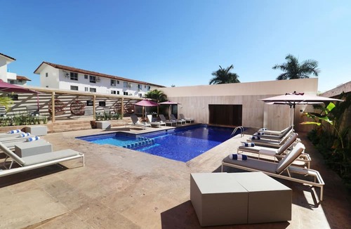 North Hotel Zone Hotel | Puerto Vallarta Hotel Zone Stay – Marina, Beach, Dining & Shopping All Nearby