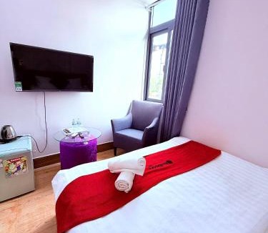 Downtown Ho Chi Minh City Hotel | Crowne Bui Vien Walking Street Hotel