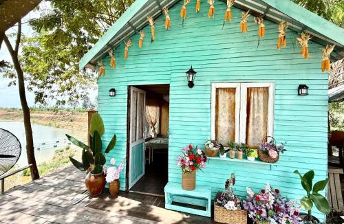 Sa Rai Apartment | Nhà xanh mint có mái hiên tại Farmstay Ao Nhà