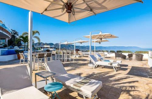 Conchas Chinas House | Modern hillside suite with balcony, city view, pools, gym & full kitchen
